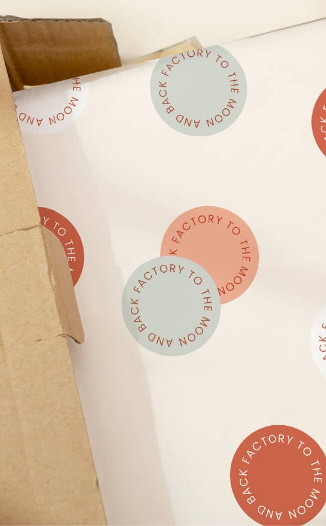 packaging avec papier de soie pour to the moon and back factory